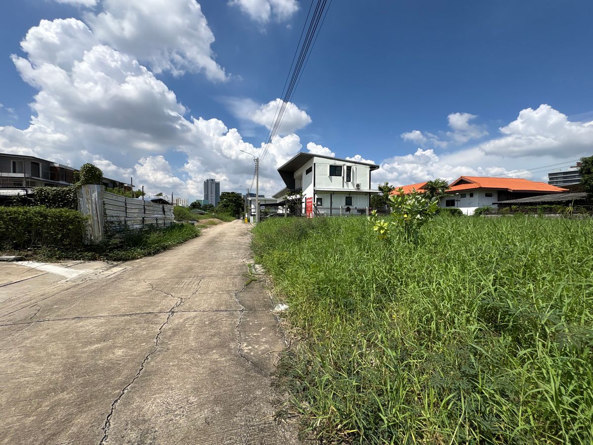 For SaleLandNawamin, Ramindra : [17 October 2025] Land 177 square wah, Ramintra 62, Intersection 1, near Synphaet Fashion Hospital, width 30 meters, depth 23 meters, 12,500,000.- (70,600 baht/square wah)