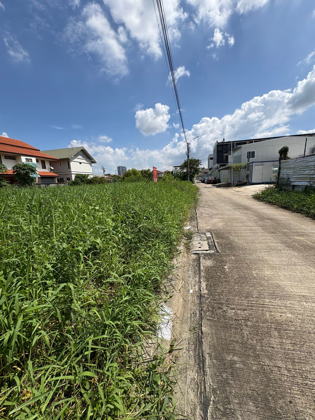 For SaleLandNawamin, Ramindra : [17 October 2025] Land 177 square wah, Ramintra 62, Intersection 1, near Synphaet Fashion Hospital, width 30 meters, depth 23 meters, 12,500,000.- (70,600 baht/square wah)