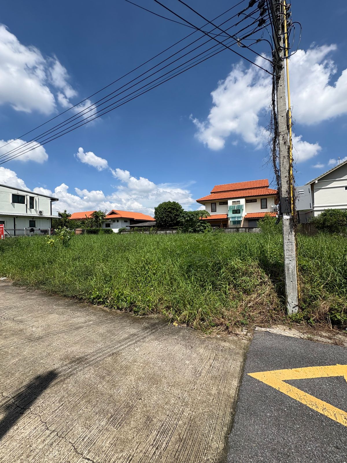 For SaleLandNawamin, Ramindra : [17 October 2025] Land 177 square wah, Ramintra 62, Intersection 1, near Synphaet Fashion Hospital, width 30 meters, depth 23 meters, 12,500,000.- (70,600 baht/square wah)