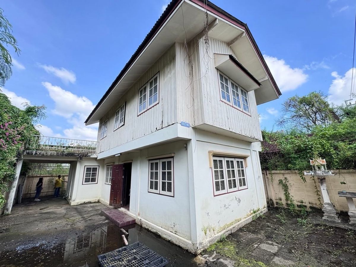 For SaleHouseSamut Prakan,Samrong : House for sale, good location, near MRT Sri Dan, only 400 meters, on an area of ​​55 sq m, for only 2.7 million baht!