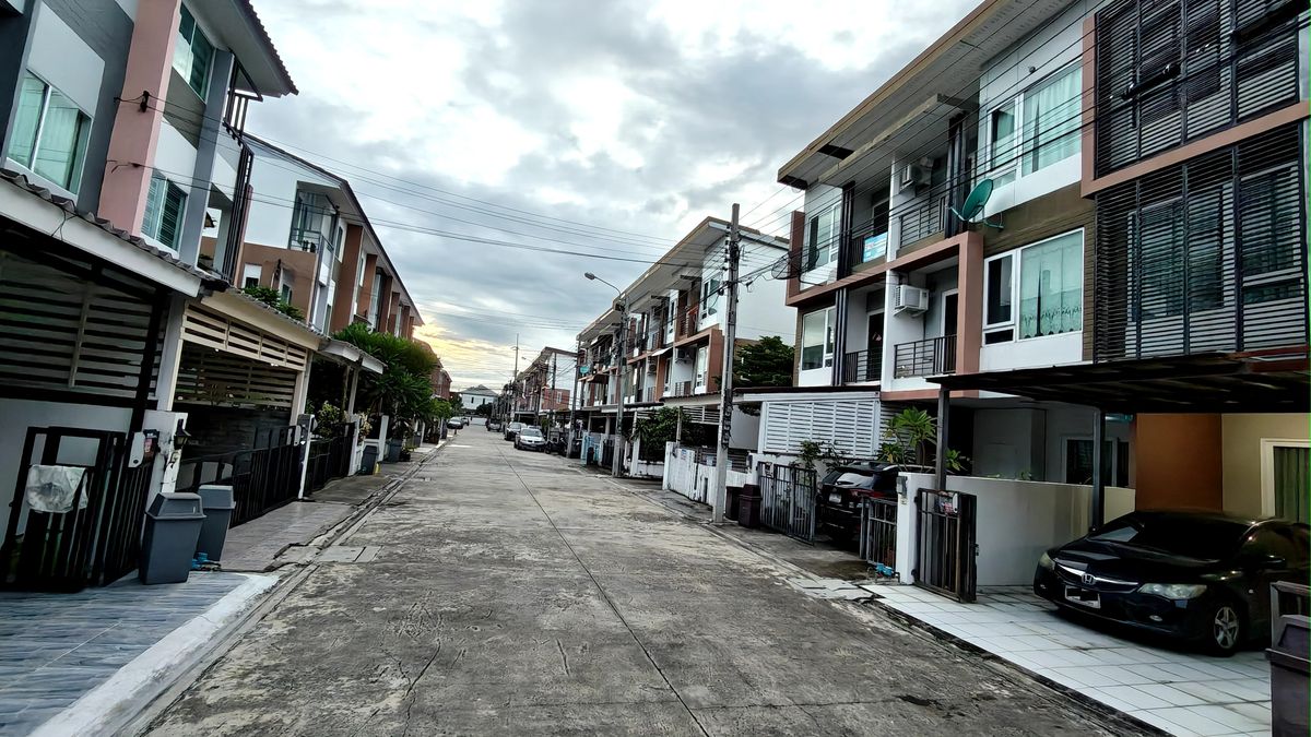 บ้านพร้อมอยู่ เจ้าของขายเอง บิ้วอินครบ ใกล้ห้าง โรงพยาบาล ใกล้ทางด่วน ใกล้สวนสาธารณะ แค่ไม่ถึงกิโล Loading...