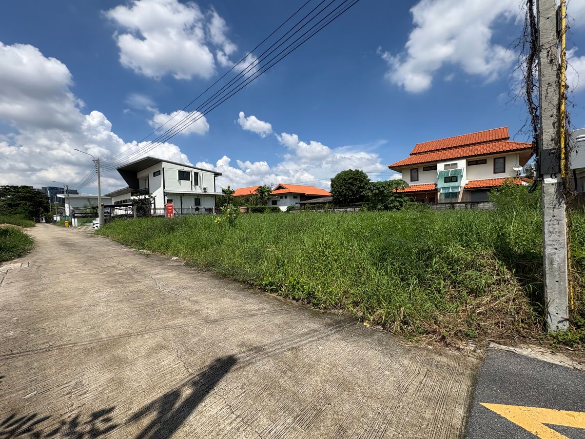 For SaleLandNawamin, Ramindra : [17 October 2025] Land 177 square wah, Ramintra 62, Intersection 1, near Synphaet Fashion Hospital, width 30 meters, depth 23 meters, 12,500,000.- (70,600 baht/square wah)