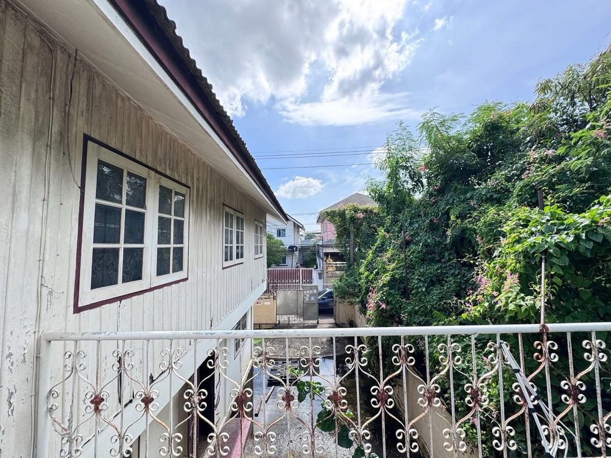 For SaleHouseSamut Prakan,Samrong : House for sale, good location, near MRT Sri Dan, only 400 meters, on an area of ​​55 sq m, for only 2.7 million baht!