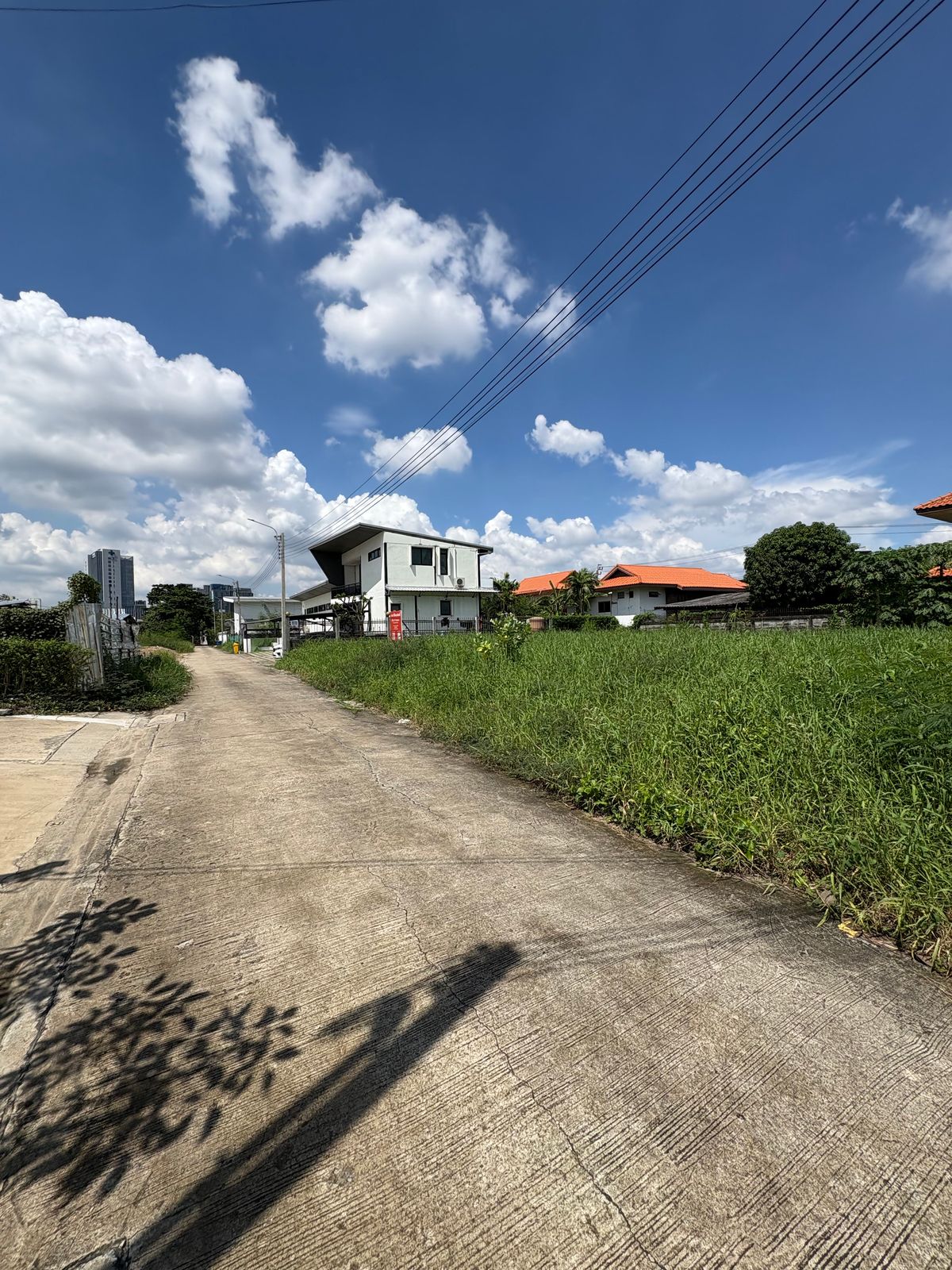 For SaleLandNawamin, Ramindra : [17 October 2025] Land 177 square wah, Ramintra 62, Intersection 1, near Synphaet Fashion Hospital, width 30 meters, depth 23 meters, 12,500,000.- (70,600 baht/square wah)