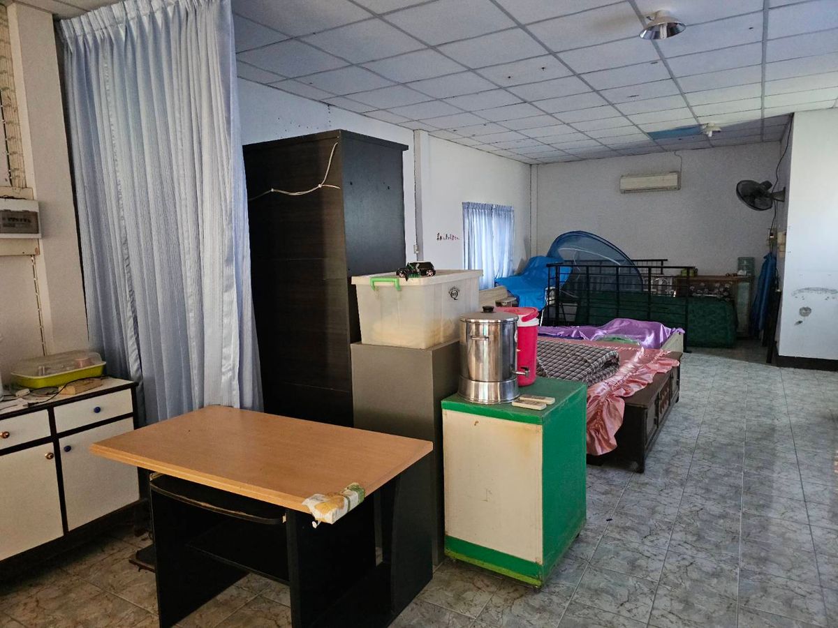 HousePhetchabun : House for sale-rent with warehouse near Lom Sak Market, near Lom Sak Municipality. Can open a shop to sell, near the market.