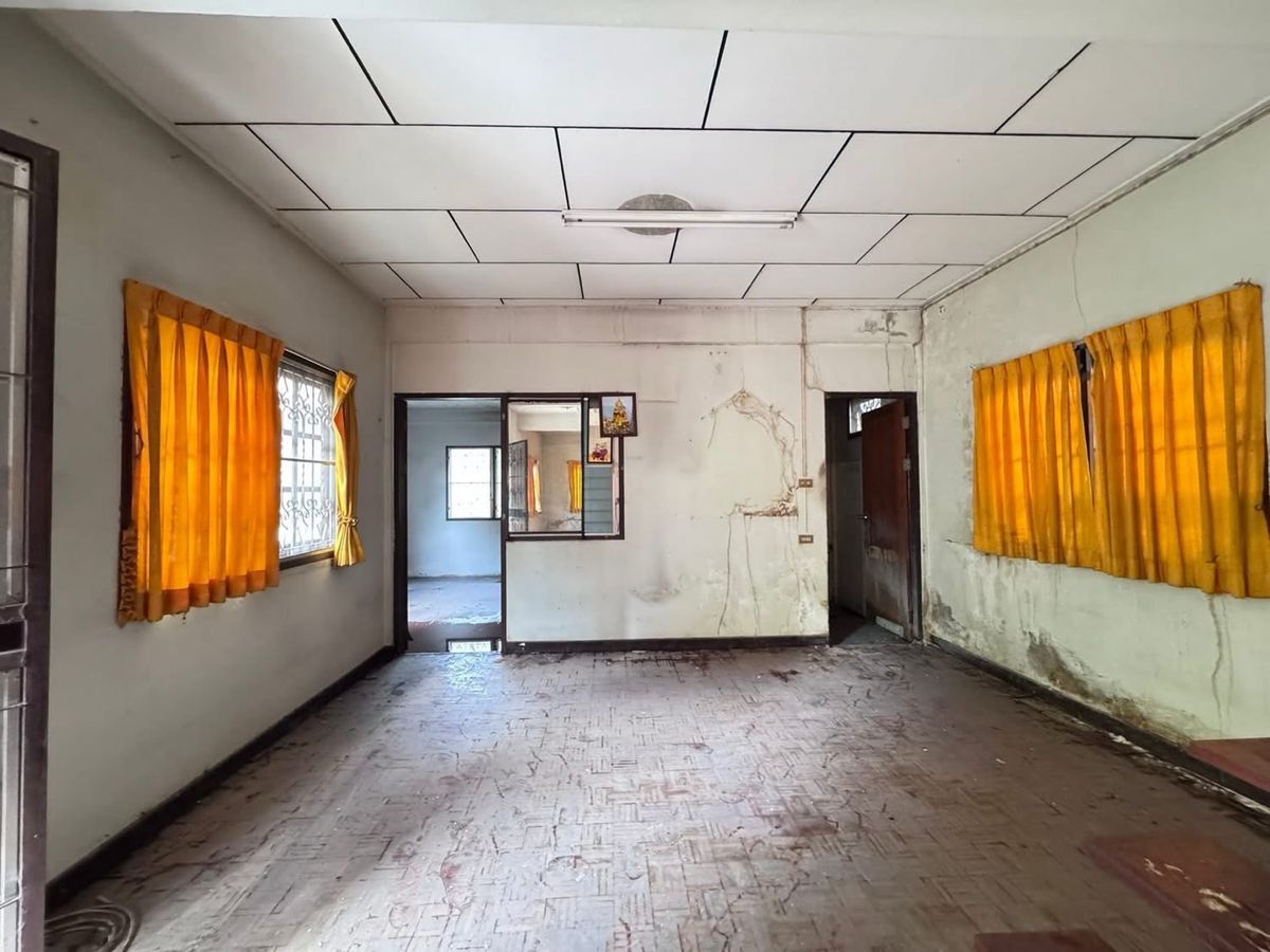 For SaleHouseSamut Prakan,Samrong : House for sale, good location, near MRT Sri Dan, only 400 meters, on an area of ​​55 sq m, for only 2.7 million baht!