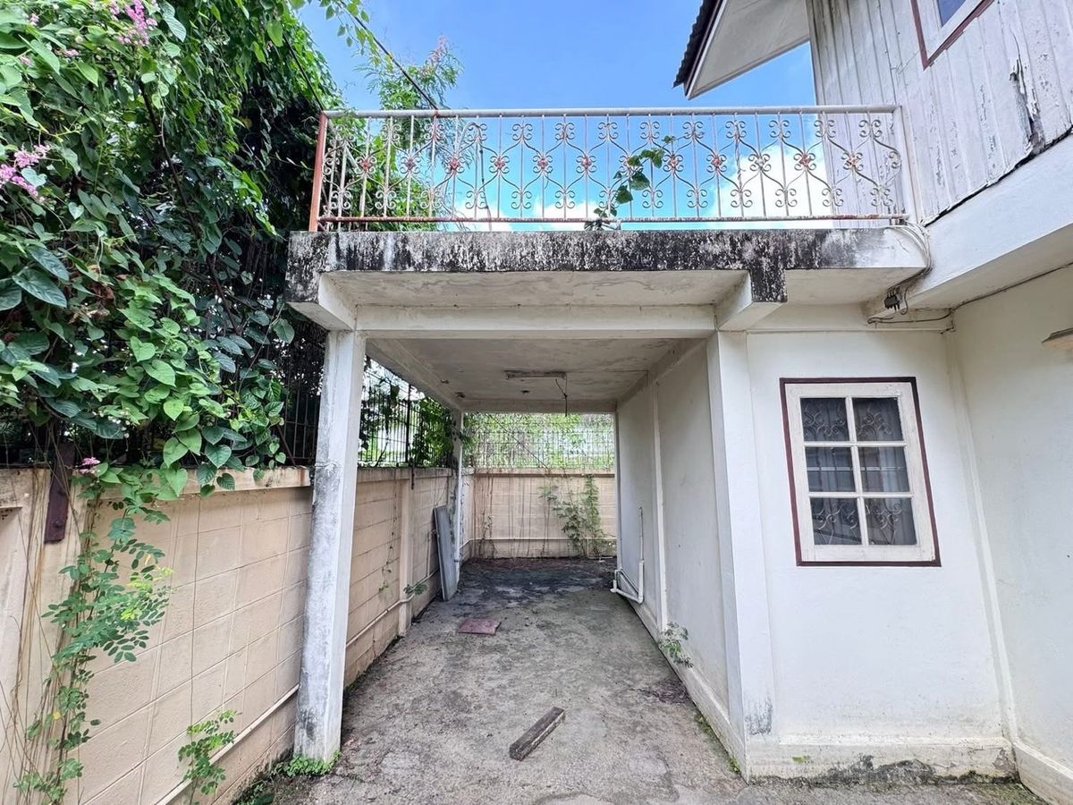 For SaleHouseSamut Prakan,Samrong : House for sale, good location, near MRT Sri Dan, only 400 meters, on an area of ​​55 sq m, for only 2.7 million baht!