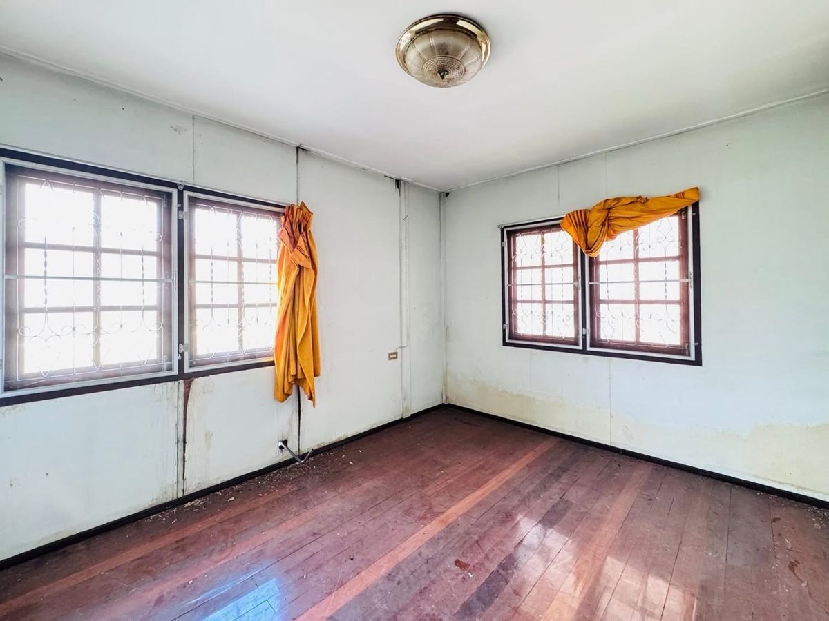 For SaleHouseSamut Prakan,Samrong : House for sale, good location, near MRT Sri Dan, only 400 meters, on an area of ​​55 sq m, for only 2.7 million baht!