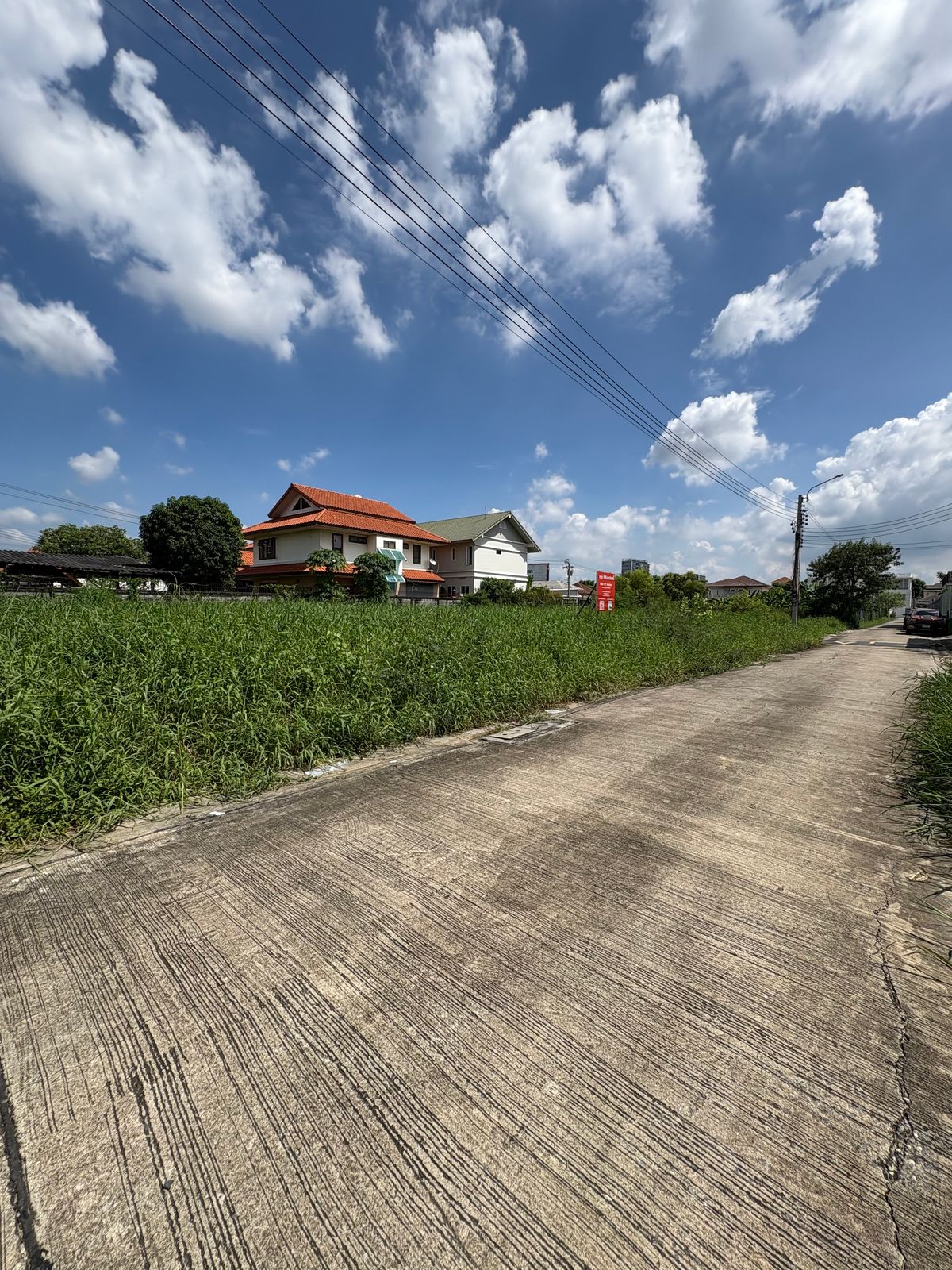 For SaleLandNawamin, Ramindra : [17 October 2025] Land 177 square wah, Ramintra 62, Intersection 1, near Synphaet Fashion Hospital, width 30 meters, depth 23 meters, 12,500,000.- (70,600 baht/square wah)