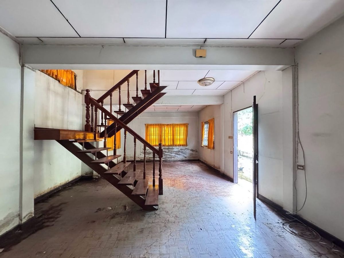 For SaleHouseSamut Prakan,Samrong : House for sale, good location, near MRT Sri Dan, only 400 meters, on an area of ​​55 sq m, for only 2.7 million baht!