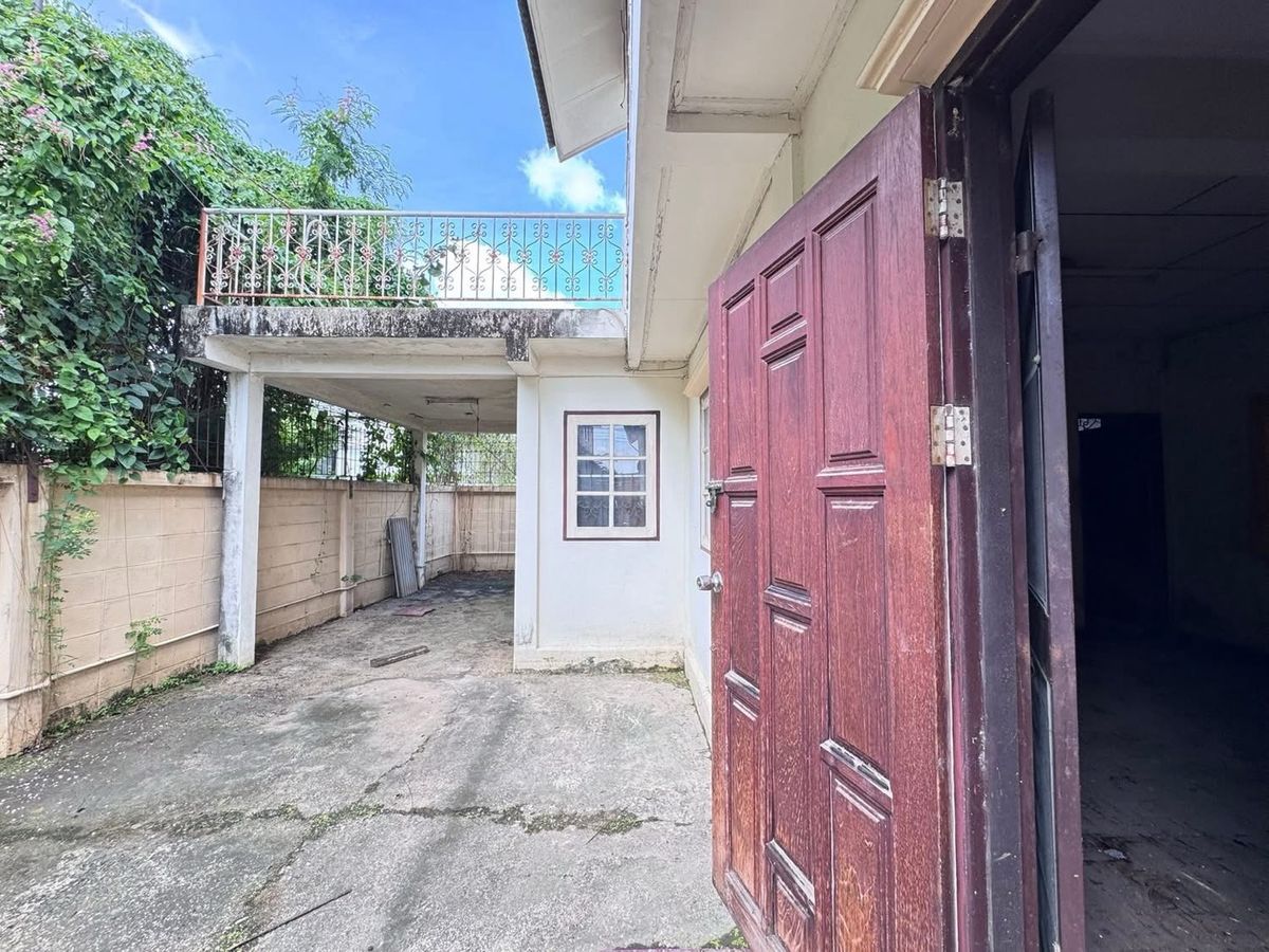 For SaleHouseSamut Prakan,Samrong : House for sale, good location, near MRT Sri Dan, only 400 meters, on an area of ​​55 sq m, for only 2.7 million baht!