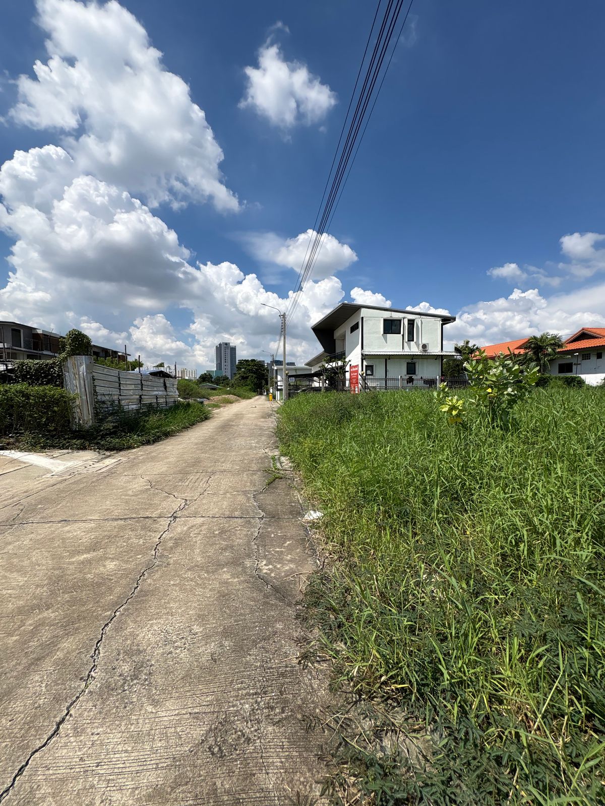 For SaleLandNawamin, Ramindra : [17 October 2025] Land 177 square wah, Ramintra 62, Intersection 1, near Synphaet Fashion Hospital, width 30 meters, depth 23 meters, 12,500,000.- (70,600 baht/square wah)