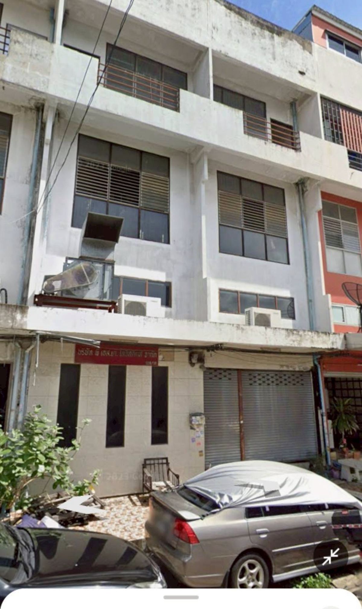 For SaleShop HouseKaset Nawamin,Ladplakao : (For sale)  A Commercial building with two units, 44 sq wah (approximately 396 sq m) Nuanchan 22. Suitable for office use or rental purposes.
