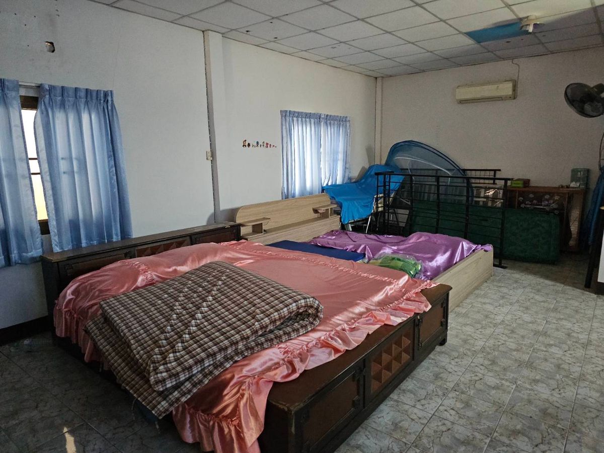 HousePhetchabun : House for sale-rent with warehouse near Lom Sak Market, near Lom Sak Municipality. Can open a shop to sell, near the market.