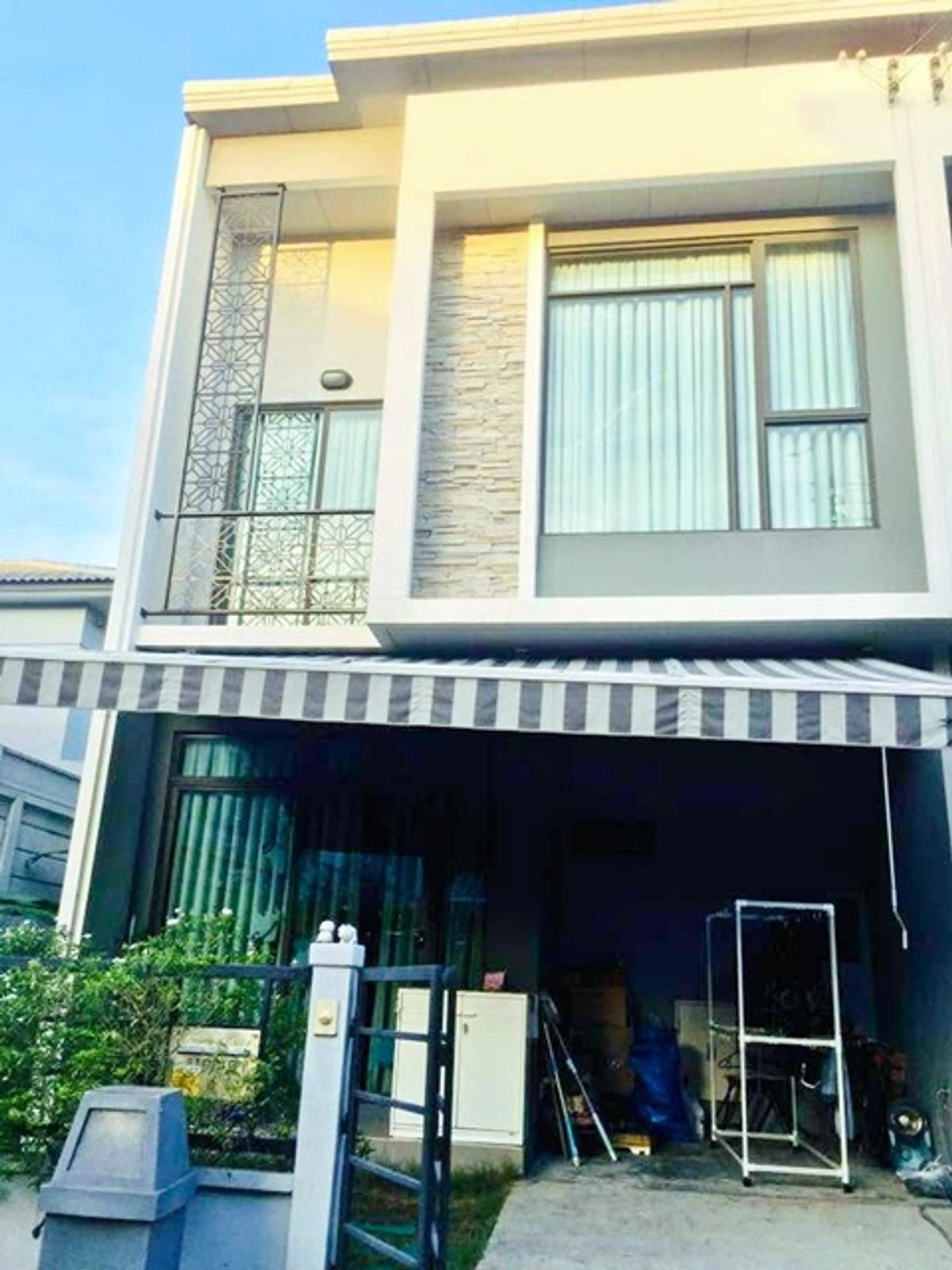 For RentTownhomeRattanathibet, Sanambinna : Kasinthorn St. Peter School 1.5 km. Canal Road MRT Khlong Bang Phai 2.1km. Townhouse for rent 2-stor
