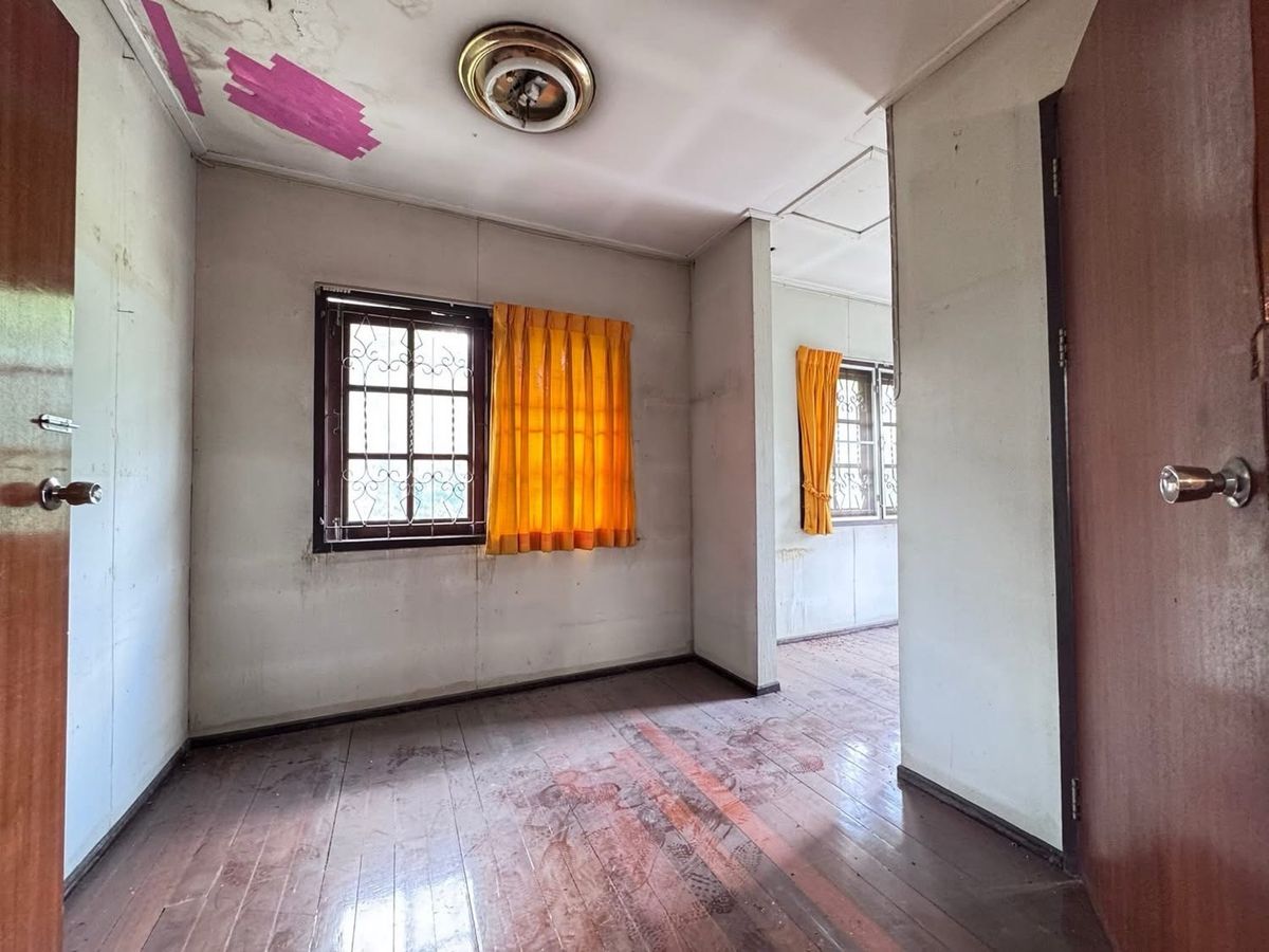 For SaleHouseSamut Prakan,Samrong : House for sale, good location, near MRT Sri Dan, only 400 meters, on an area of ​​55 sq m, for only 2.7 million baht!