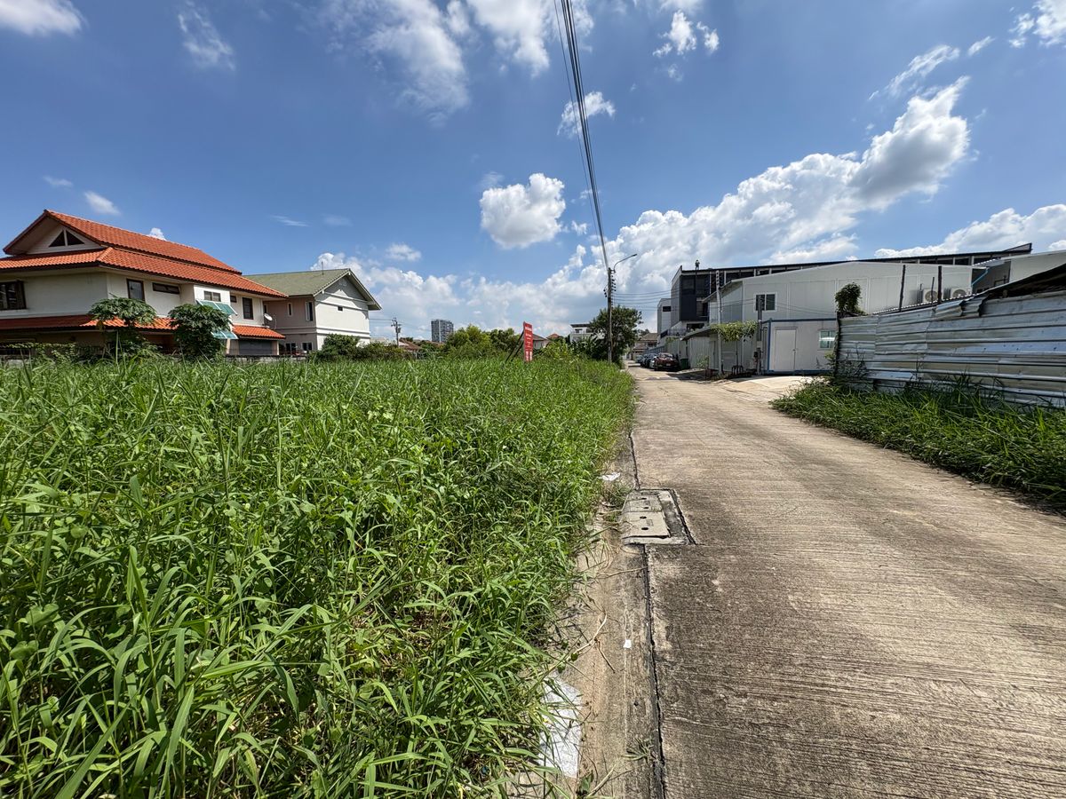 For SaleLandNawamin, Ramindra : [17 October 2025] Land 177 square wah, Ramintra 62, Intersection 1, near Synphaet Fashion Hospital, width 30 meters, depth 23 meters, 12,500,000.- (70,600 baht/square wah)