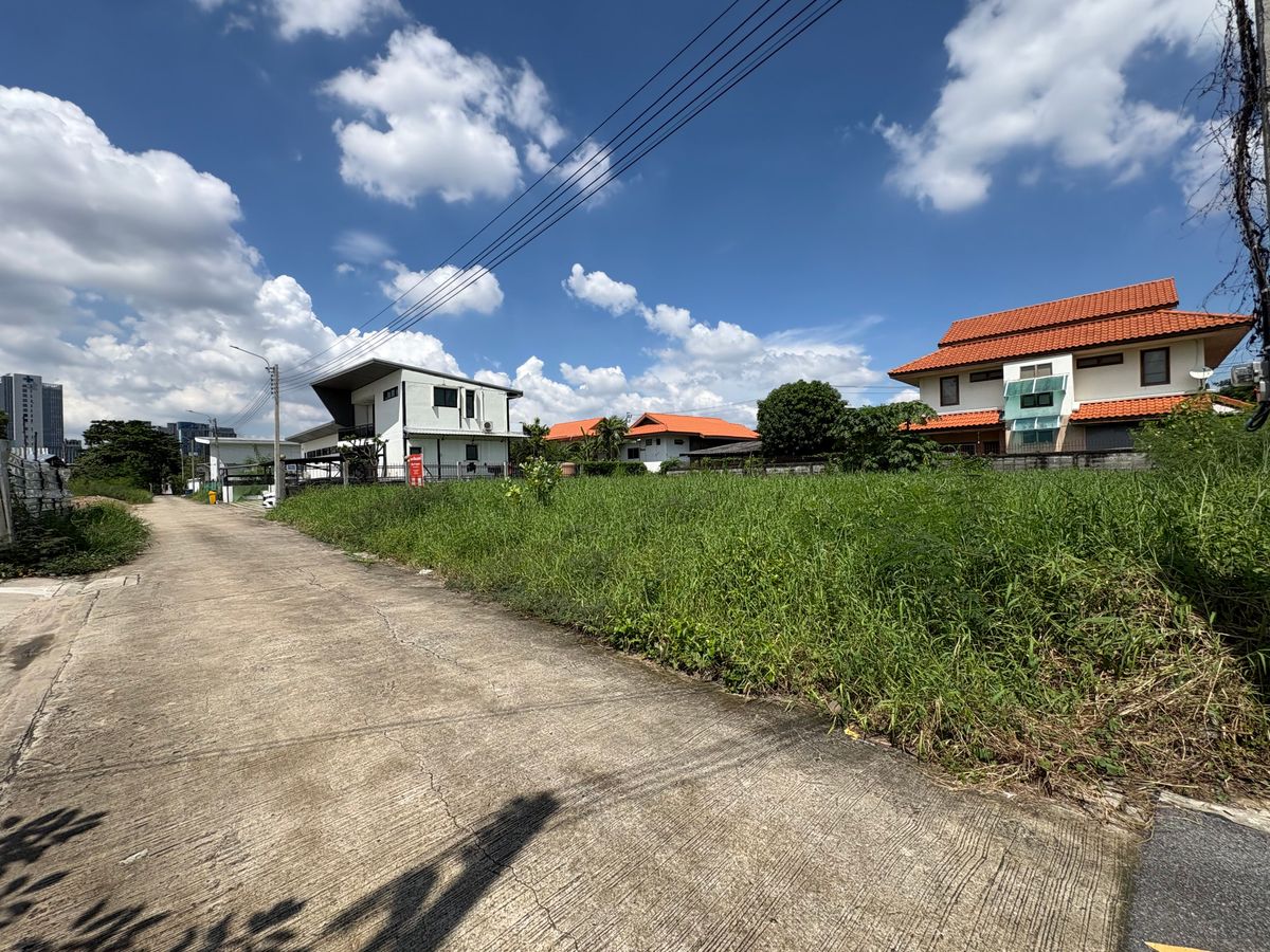 For SaleLandNawamin, Ramindra : [17 October 2025] Land 177 square wah, Ramintra 62, Intersection 1, near Synphaet Fashion Hospital, width 30 meters, depth 23 meters, 12,500,000.- (70,600 baht/square wah)