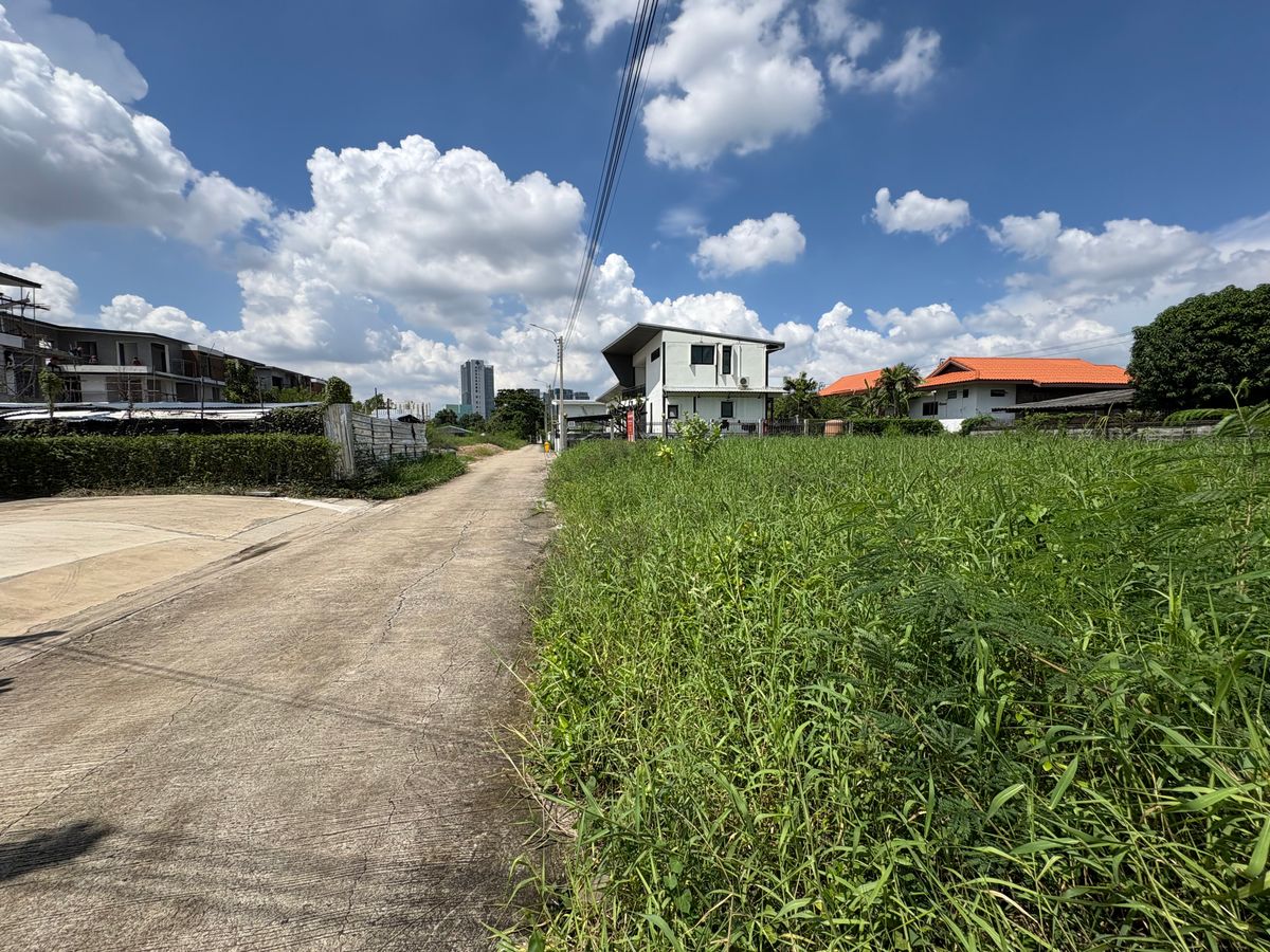 For SaleLandNawamin, Ramindra : [17 October 2025] Land 177 square wah, Ramintra 62, Intersection 1, near Synphaet Fashion Hospital, width 30 meters, depth 23 meters, 12,500,000.- (70,600 baht/square wah)