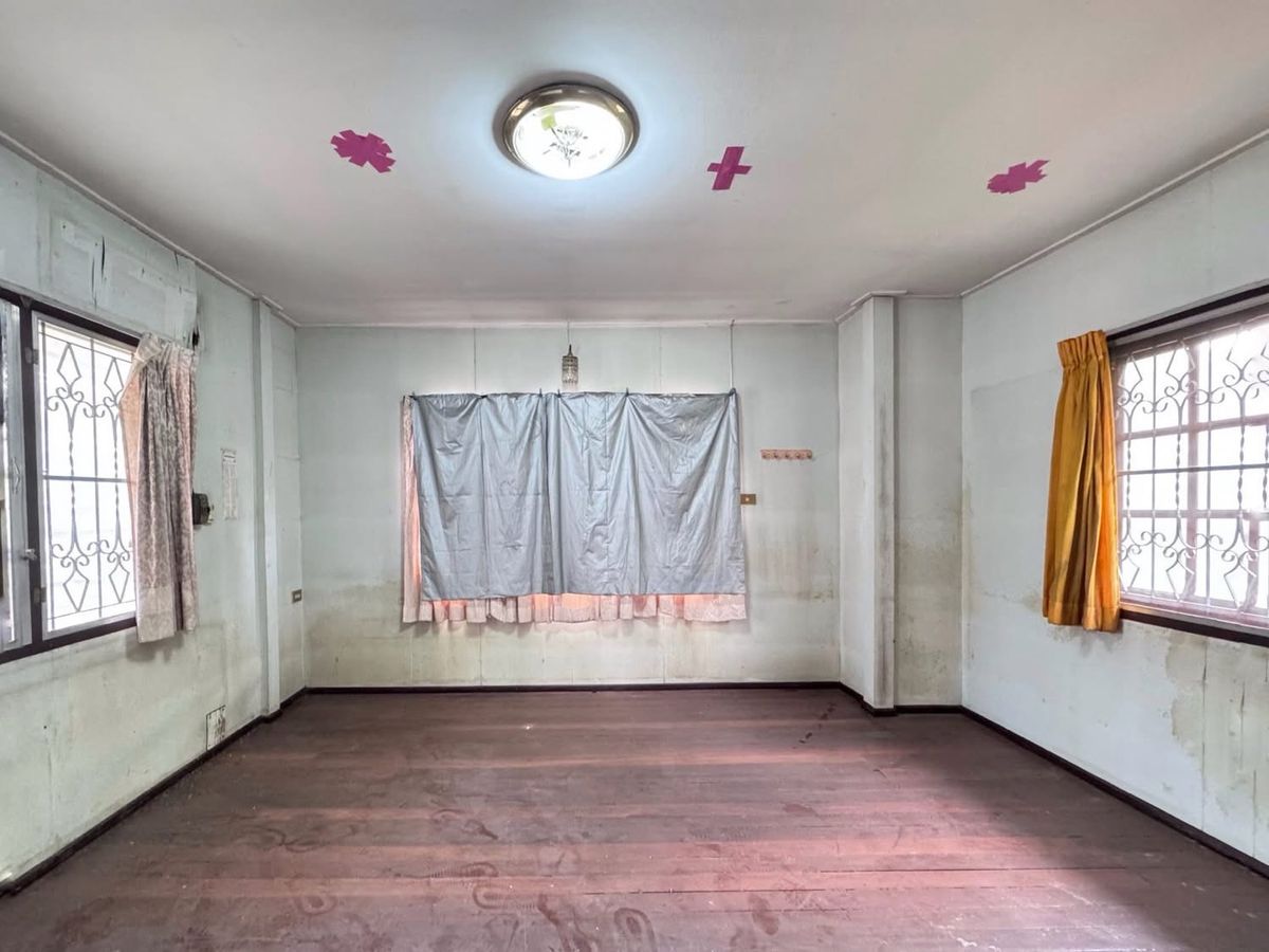 For SaleHouseSamut Prakan,Samrong : House for sale, good location, near MRT Sri Dan, only 400 meters, on an area of ​​55 sq m, for only 2.7 million baht!