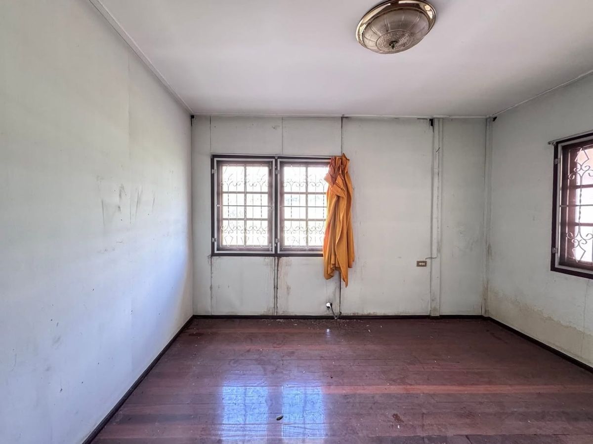 For SaleHouseSamut Prakan,Samrong : House for sale, good location, near MRT Sri Dan, only 400 meters, on an area of ​​55 sq m, for only 2.7 million baht!