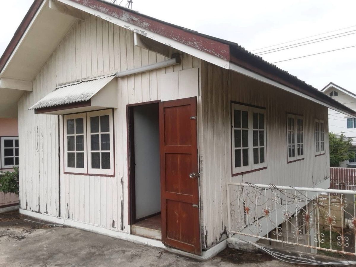 For SaleHouseSamut Prakan,Samrong : House for sale, good location, near MRT Sri Dan, only 400 meters, on an area of ​​55 sq m, for only 2.7 million baht!