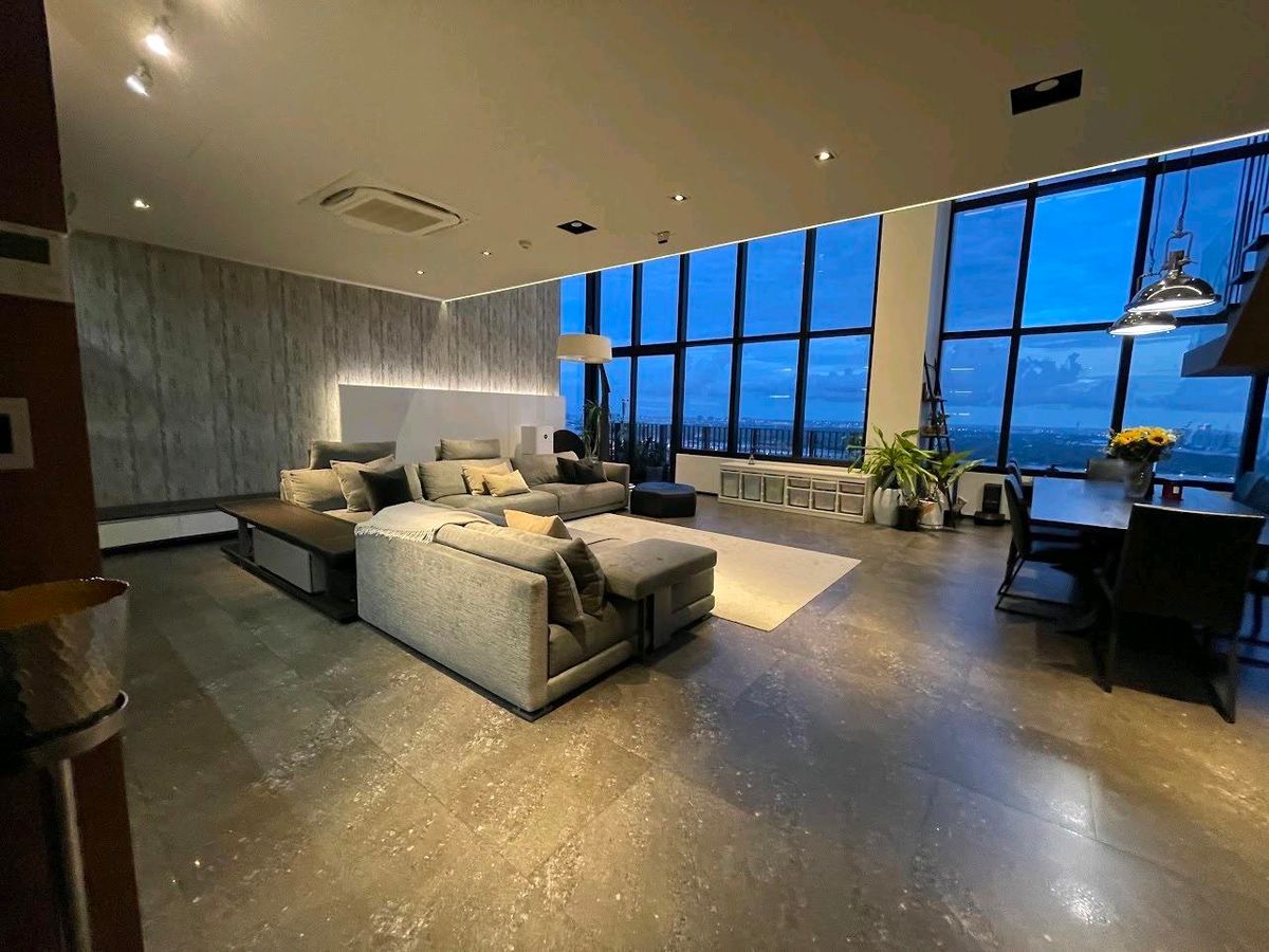 ขายคอนโดสุขุมวิท อโศก ทองหล่อ : EMPORIO PLACE LOFT PENTHOUSEUnique Duplex Penthouse for Sale in Phrom Phong Size: 234 sqm | Above 40th Floor