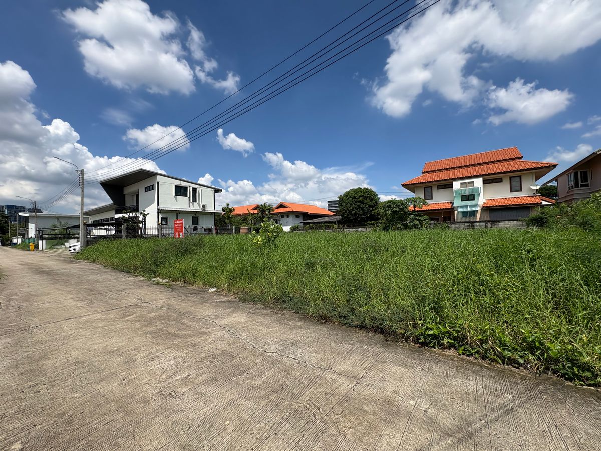 For SaleLandNawamin, Ramindra : [17 October 2025] Land 177 square wah, Ramintra 62, Intersection 1, near Synphaet Fashion Hospital, width 30 meters, depth 23 meters, 12,500,000.- (70,600 baht/square wah)