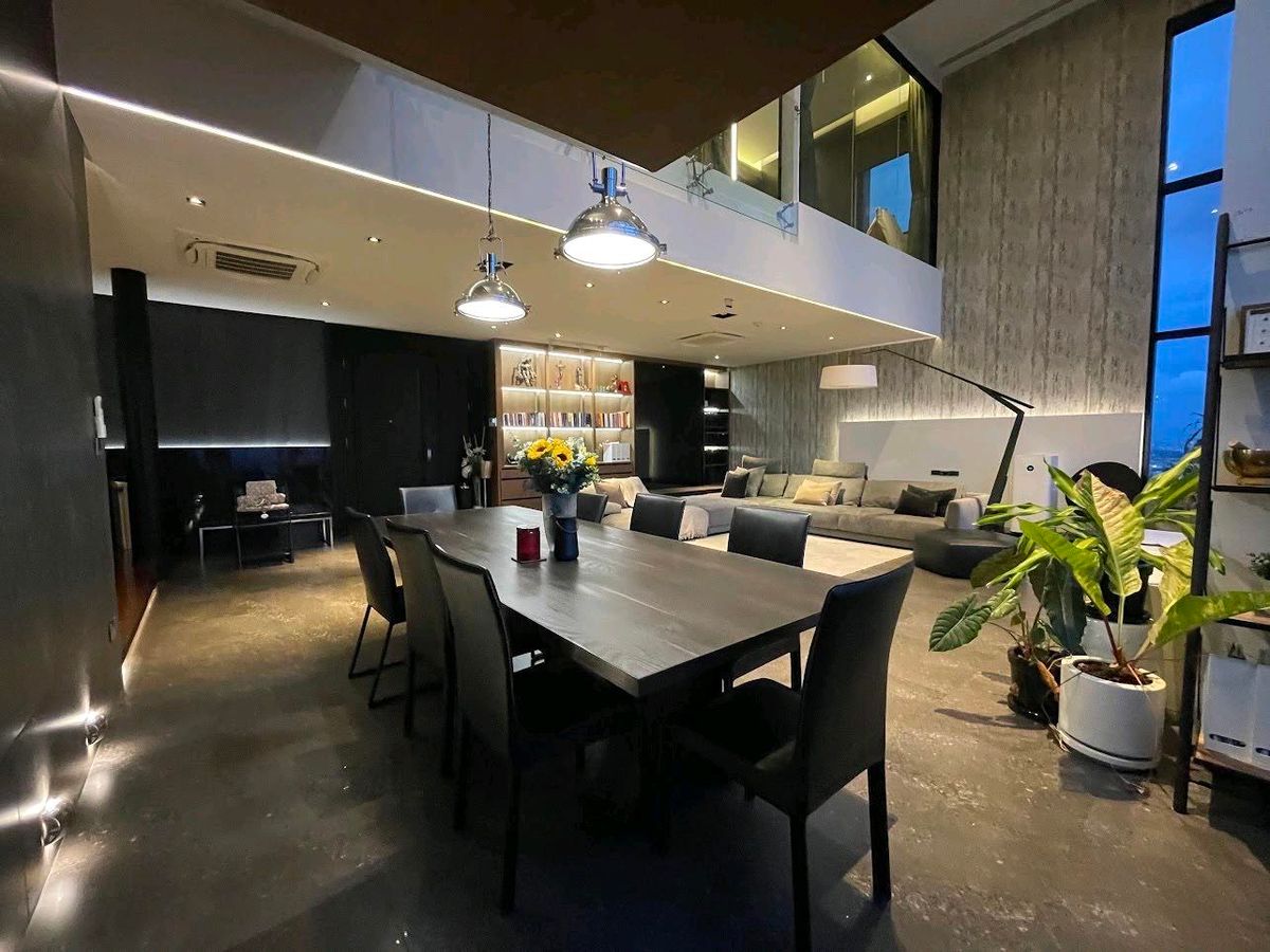 ขายคอนโดสุขุมวิท อโศก ทองหล่อ : EMPORIO PLACE LOFT PENTHOUSEUnique Duplex Penthouse for Sale in Phrom Phong Size: 234 sqm | Above 40th Floor
