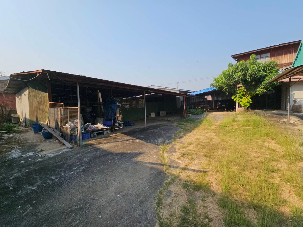 HousePhetchabun : House for sale-rent with warehouse near Lom Sak Market, near Lom Sak Municipality. Can open a shop to sell, near the market.