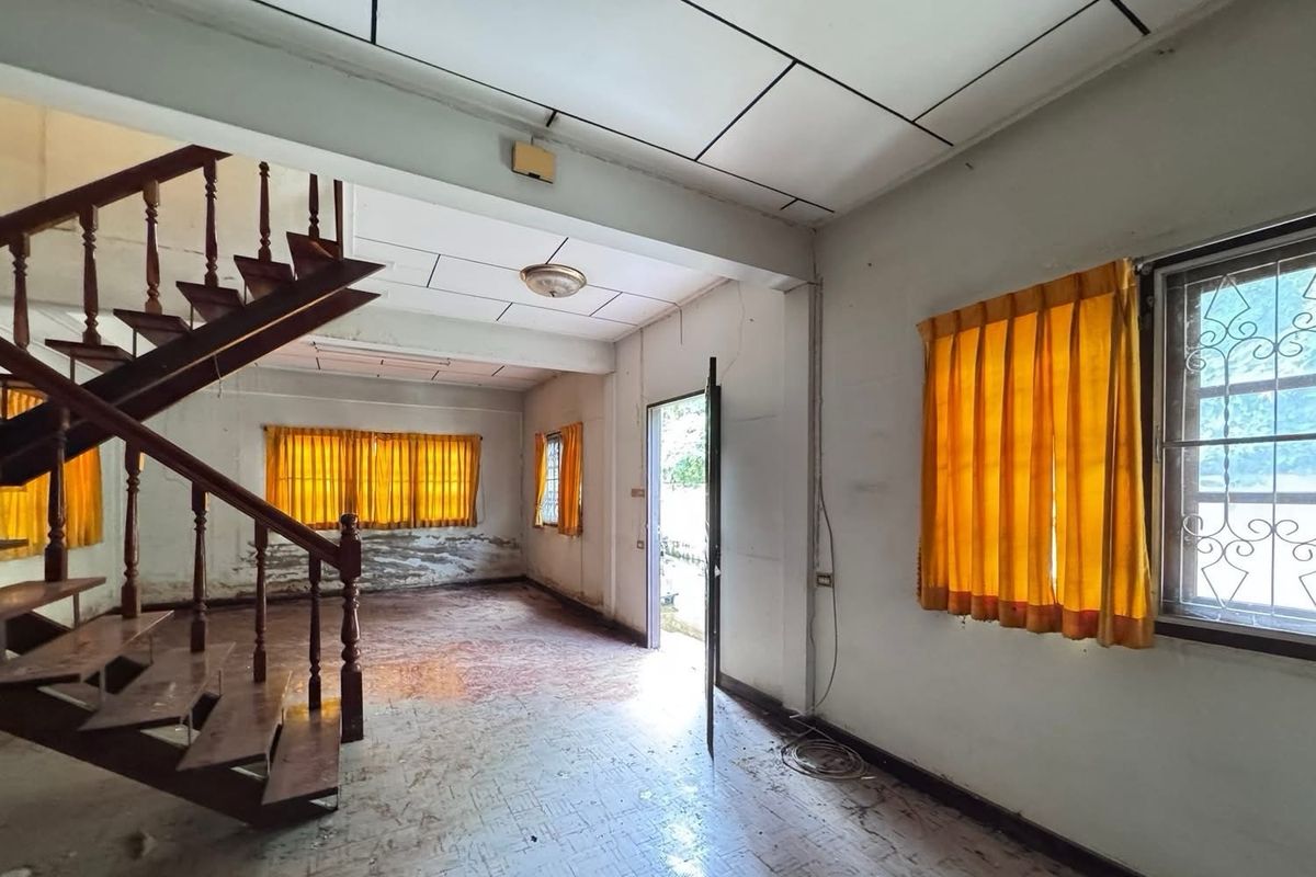 For SaleHouseSamut Prakan,Samrong : House for sale, good location, near MRT Sri Dan, only 400 meters, on an area of ​​55 sq m, for only 2.7 million baht!