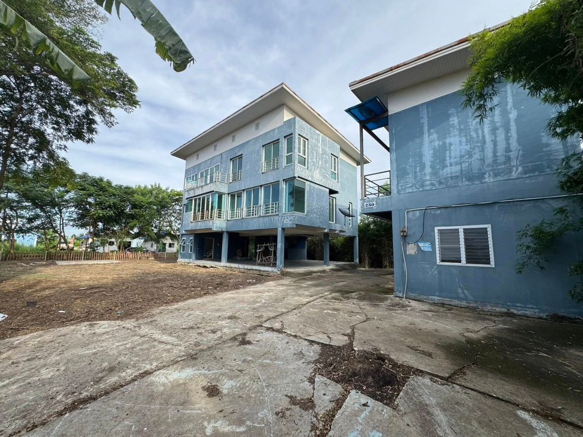 For RentHouseMin Buri, Romklao : HR2931 Land for rent with buildings, Soi Pracha Ruamjai, near Thanon Golf View and Sports Club.