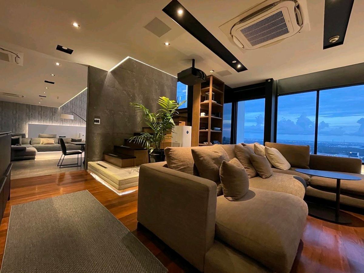 ขายคอนโดสุขุมวิท อโศก ทองหล่อ : EMPORIO PLACE LOFT PENTHOUSEUnique Duplex Penthouse for Sale in Phrom Phong Size: 234 sqm | Above 40th Floor
