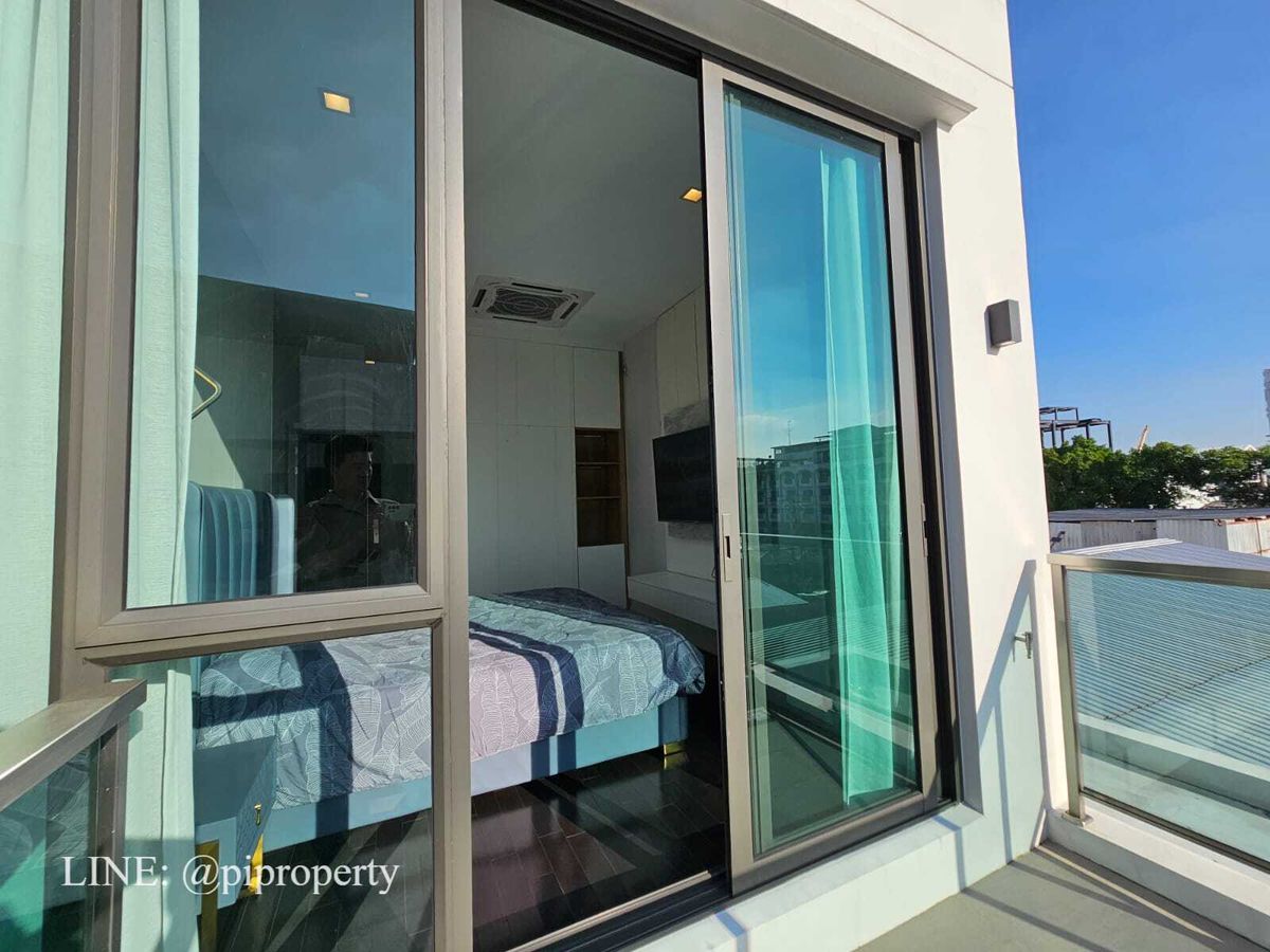 บ้านพัฒนาการ ศรีนครินทร์ : เฟอร์นิเจอร์ครบ บ้านเดี่ยวหรูทันสมัยให้เช่าในเดอะเจนทรีพัฒนาการ 4 ห้องนอน + 5 ห้องน้ํา + ที่จอดรถ 3 คัน ชุมชนที่อยู่อาศัยวิลล่าพัฒนาการชั้นนํา