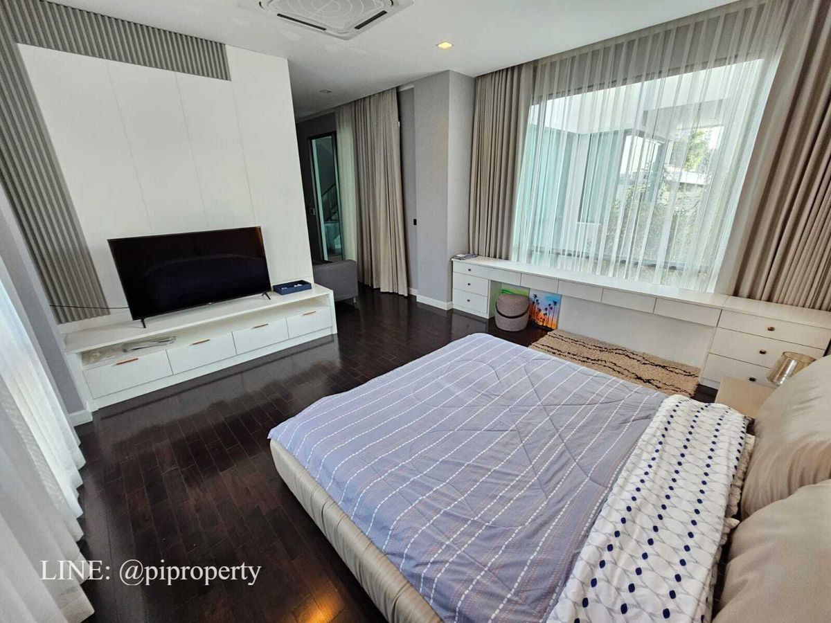 บ้านพัฒนาการ ศรีนครินทร์ : เฟอร์นิเจอร์ครบ บ้านเดี่ยวหรูทันสมัยให้เช่าในเดอะเจนทรีพัฒนาการ 4 ห้องนอน + 5 ห้องน้ํา + ที่จอดรถ 3 คัน ชุมชนที่อยู่อาศัยวิลล่าพัฒนาการชั้นนํา