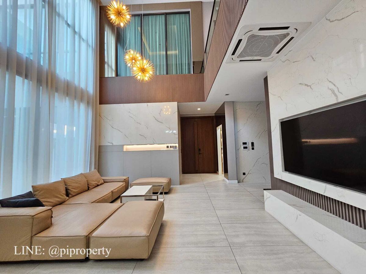 HousePattanakan, Srinakarin : Fully furnished. Modern luxury single house for rent in The Gentry Phatthanakan. 4Bedroom + 5Bathroom + 3 Car parking. Phatthanakan top villa living community.