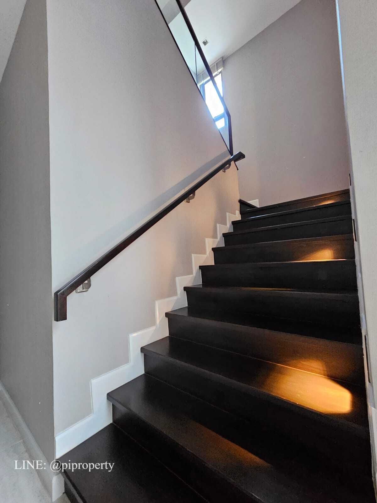 บ้านพัฒนาการ ศรีนครินทร์ : เฟอร์นิเจอร์ครบ บ้านเดี่ยวหรูทันสมัยให้เช่าในเดอะเจนทรีพัฒนาการ 4 ห้องนอน + 5 ห้องน้ํา + ที่จอดรถ 3 คัน ชุมชนที่อยู่อาศัยวิลล่าพัฒนาการชั้นนํา