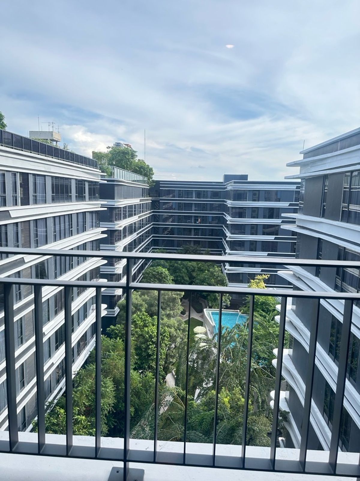 ขายคอนโดสุขุมวิท อโศก ทองหล่อ : For sale ขายคอนโดลดปิดตึก Ideo Mobi Sukhumvit 40
ขนาด 40.94 ตร.ม ราคา 5,390,000 บาท แต่งครบ 