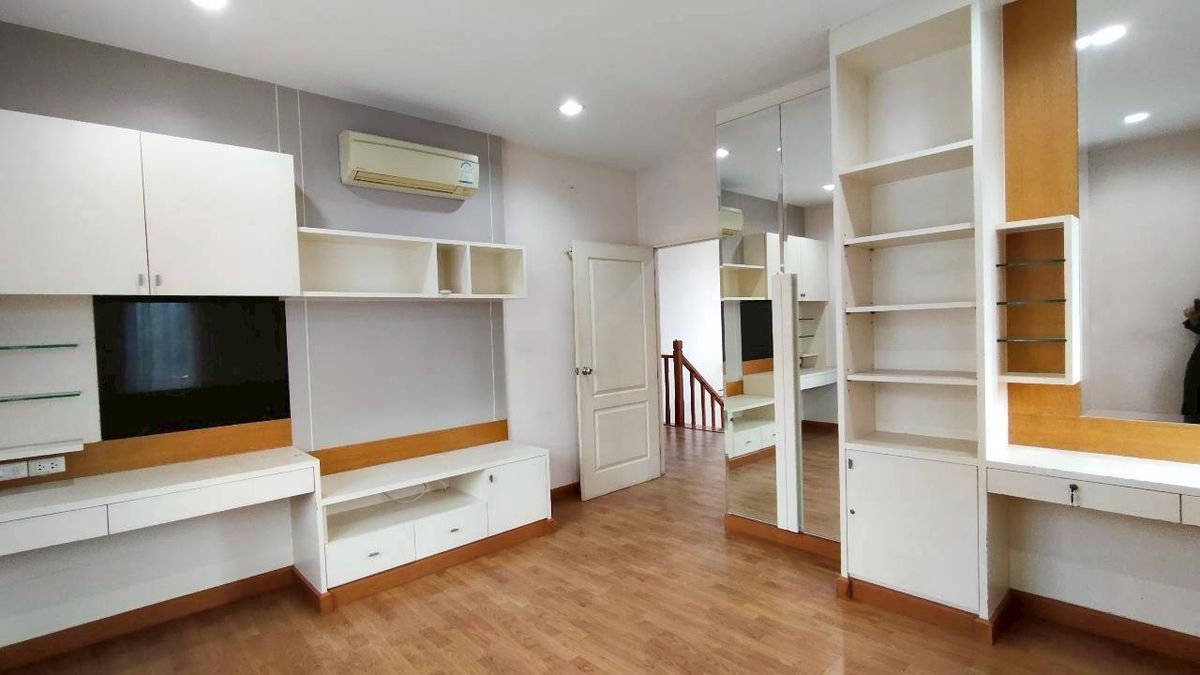 ขายบ้านพุทธมณฑล ศาลายา : ขายบ้านเดี่ยวหลังใหญ่ หัวมุม ทำเลดีที่สุดในโครงการ บุษราคัม เรสซิเด้นท์ ศาลาธรรมสพน์