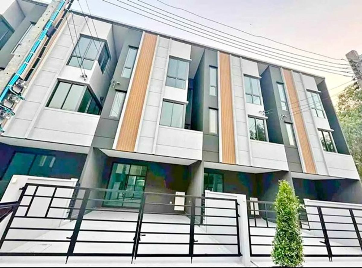 ให้เช่าทาวน์โฮมรัตนาธิเบศร์ สนามบินน้ำ พระนั่งเกล้า : เช่า ติวานนท์-ศรีสมาน ทาวน์เฮาส์ 3 ชั้น แม่พระการุณย์ ตลาดดวงแก้ว พลาซ่า 450 ม.18 ตร.วา. 218 ตร.ม. รร.พระหฤทัยนนทบุรี 350 ม. 3 นอน