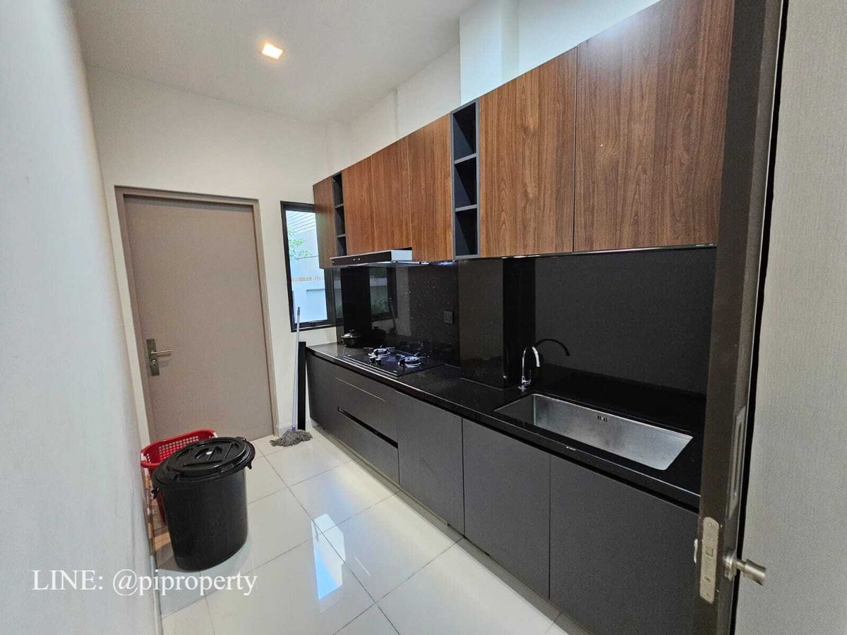 บ้านพัฒนาการ ศรีนครินทร์ : เฟอร์นิเจอร์ครบ บ้านเดี่ยวหรูทันสมัยให้เช่าในเดอะเจนทรีพัฒนาการ 4 ห้องนอน + 5 ห้องน้ํา + ที่จอดรถ 3 คัน ชุมชนที่อยู่อาศัยวิลล่าพัฒนาการชั้นนํา