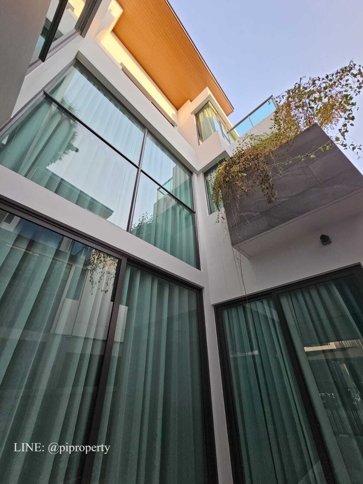 บ้านพัฒนาการ ศรีนครินทร์ : เฟอร์นิเจอร์ครบ บ้านเดี่ยวหรูทันสมัยให้เช่าในเดอะเจนทรีพัฒนาการ 4 ห้องนอน + 5 ห้องน้ํา + ที่จอดรถ 3 คัน ชุมชนที่อยู่อาศัยวิลล่าพัฒนาการชั้นนํา