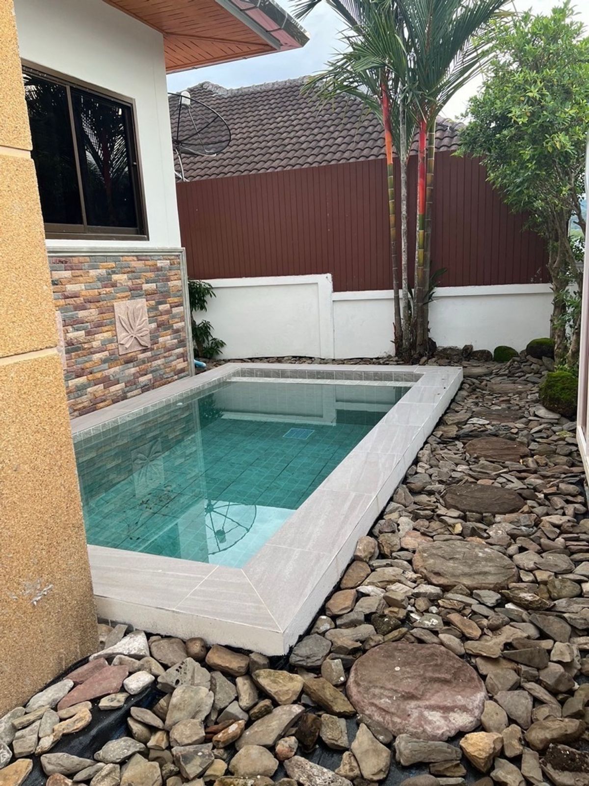 ภูเก็ต : Pool Villa For Rent/Sale ไกล้ห้างโรบินสันถลาง แค่ 5นาที การเดินทางสะดวก น้ำไม่ท่วม 3ห้องนอน 2ห้องน้ำ จอดรถได้ 2คัน เช่าสัญญา รายปี 45,000บาท 
ขาย 8.9ล้าน
เหมาะแก่การอยู่อาศัย/เพื่อการลงทุน
สนใจ ติดต่อ สาโรจน์ 089-7249109
เจัาของขายเอง ยินดี รับนายหน้า