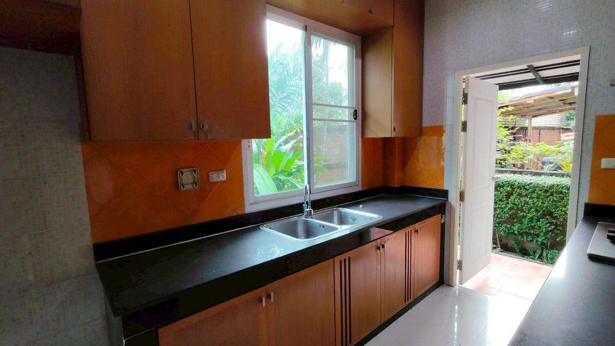 ขายบ้านพุทธมณฑล ศาลายา : ขายบ้านเดี่ยวหลังใหญ่ หัวมุม ทำเลดีที่สุดในโครงการ บุษราคัม เรสซิเด้นท์ ศาลาธรรมสพน์