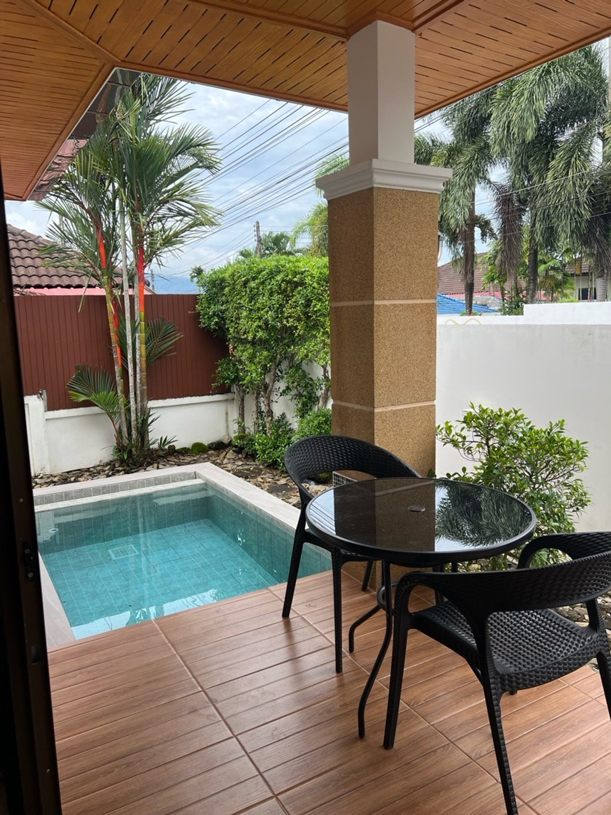 ภูเก็ต : Pool Villa For Rent/Sale ไกล้ห้างโรบินสันถลาง แค่ 5นาที การเดินทางสะดวก น้ำไม่ท่วม 3ห้องนอน 2ห้องน้ำ จอดรถได้ 2คัน เช่าสัญญา รายปี 50,000บาท 
ขาย 8.9ล้าน
เหมาะแก่การอยู่อาศัย/เพื่อการลงทุน
สนใจ ติดต่อ สาโรจน์ 089-7249109
เจัาของขายเอง ยินดี รับนายหน้า
