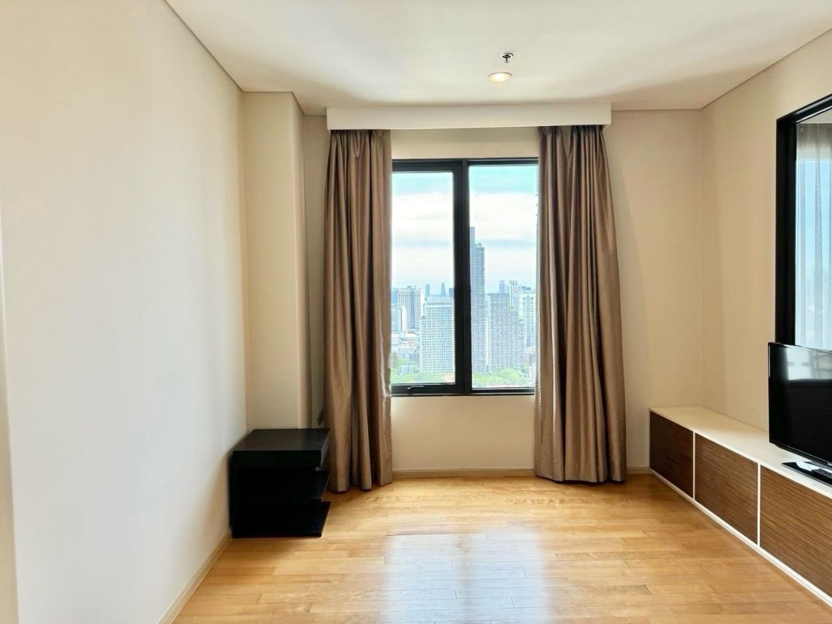 For SaleCondoRama9, Petchburi, RCA : 🌆 Spectacular view in the heart of Asoke! Villa Asoke, 30+ floor | 2 bedrooms, 110 sq m. | Near MRT Phetchaburi | Large room, fully furnished, ready to move in, only 12.5 million.