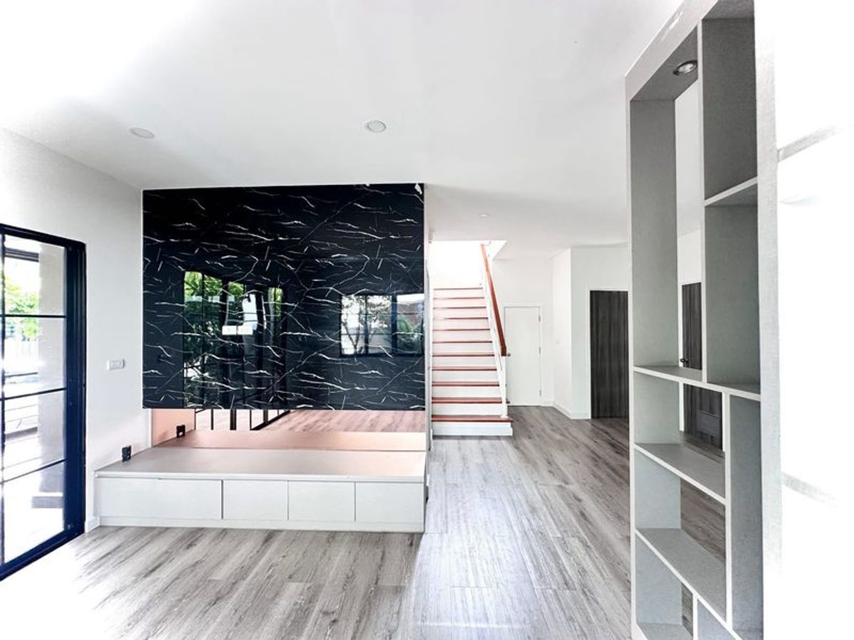 ขายบ้านปทุมธานี รังสิต ธรรมศาสตร์ : ขายบ้านเดี่ยว 2 ชั้น โครงการ The Trust  รังสิตคลอง 4 เนื้อที่ 50.3 ตารางวา 3 ห้องนอน ตำบลลาดสวาย อำเภอลำลูกกา จังหวัดปทุมธานี