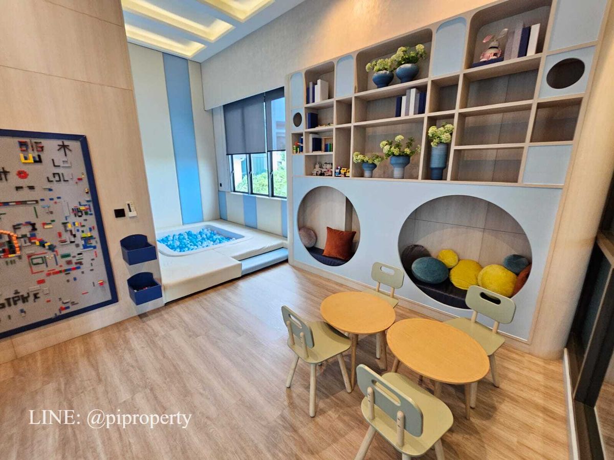 บ้านพัฒนาการ ศรีนครินทร์ : เฟอร์นิเจอร์ครบ บ้านเดี่ยวหรูทันสมัยให้เช่าในเดอะเจนทรีพัฒนาการ 4 ห้องนอน + 5 ห้องน้ํา + ที่จอดรถ 3 คัน ชุมชนที่อยู่อาศัยวิลล่าพัฒนาการชั้นนํา