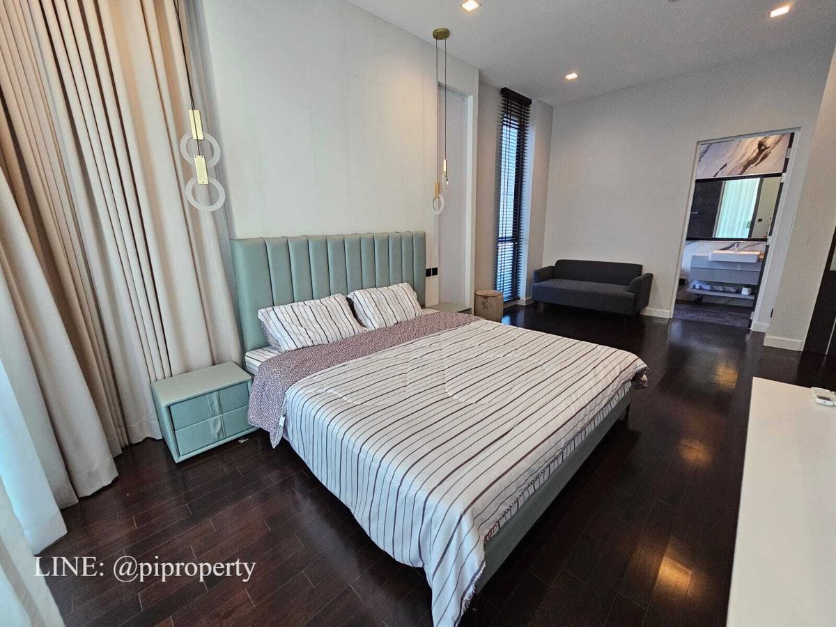 บ้านพัฒนาการ ศรีนครินทร์ : เฟอร์นิเจอร์ครบ บ้านเดี่ยวหรูทันสมัยให้เช่าในเดอะเจนทรีพัฒนาการ 4 ห้องนอน + 5 ห้องน้ํา + ที่จอดรถ 3 คัน ชุมชนที่อยู่อาศัยวิลล่าพัฒนาการชั้นนํา