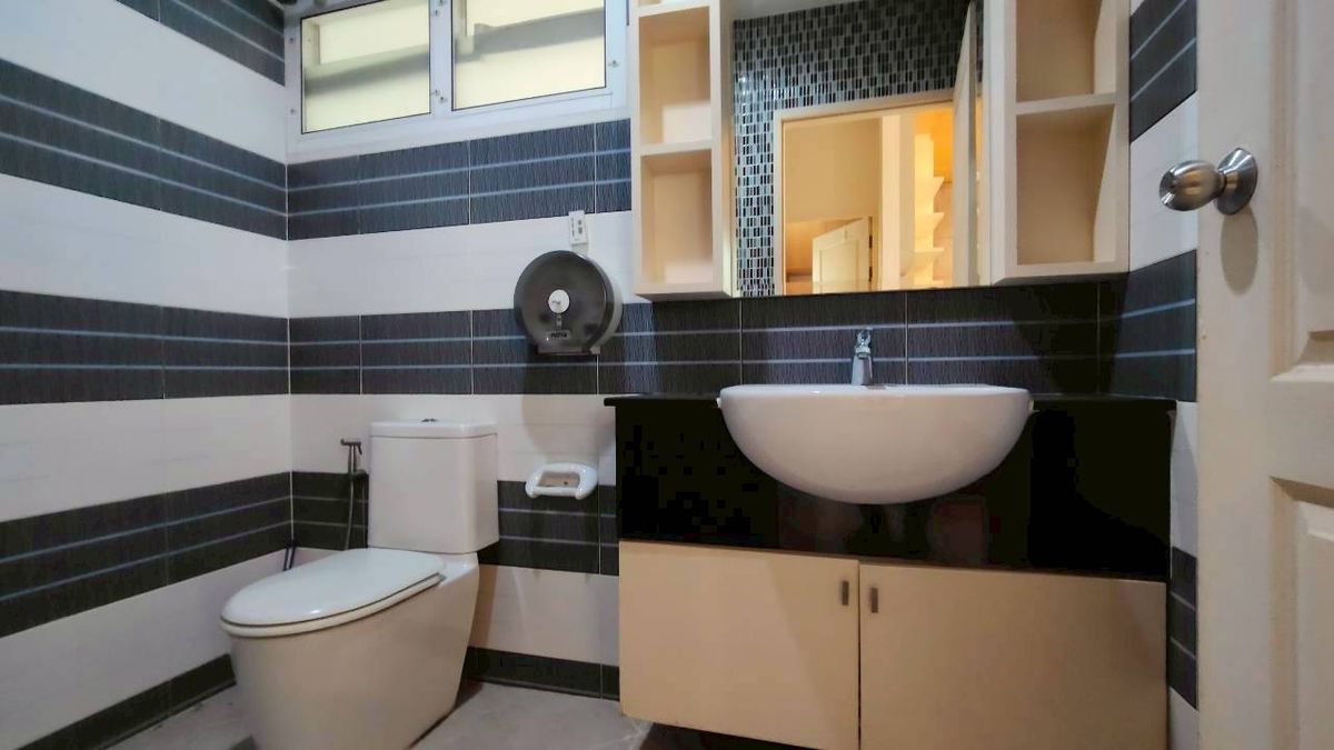 ขายบ้านพุทธมณฑล ศาลายา : ขายบ้านเดี่ยวหลังใหญ่ หัวมุม ทำเลดีที่สุดในโครงการ บุษราคัม เรสซิเด้นท์ ศาลาธรรมสพน์